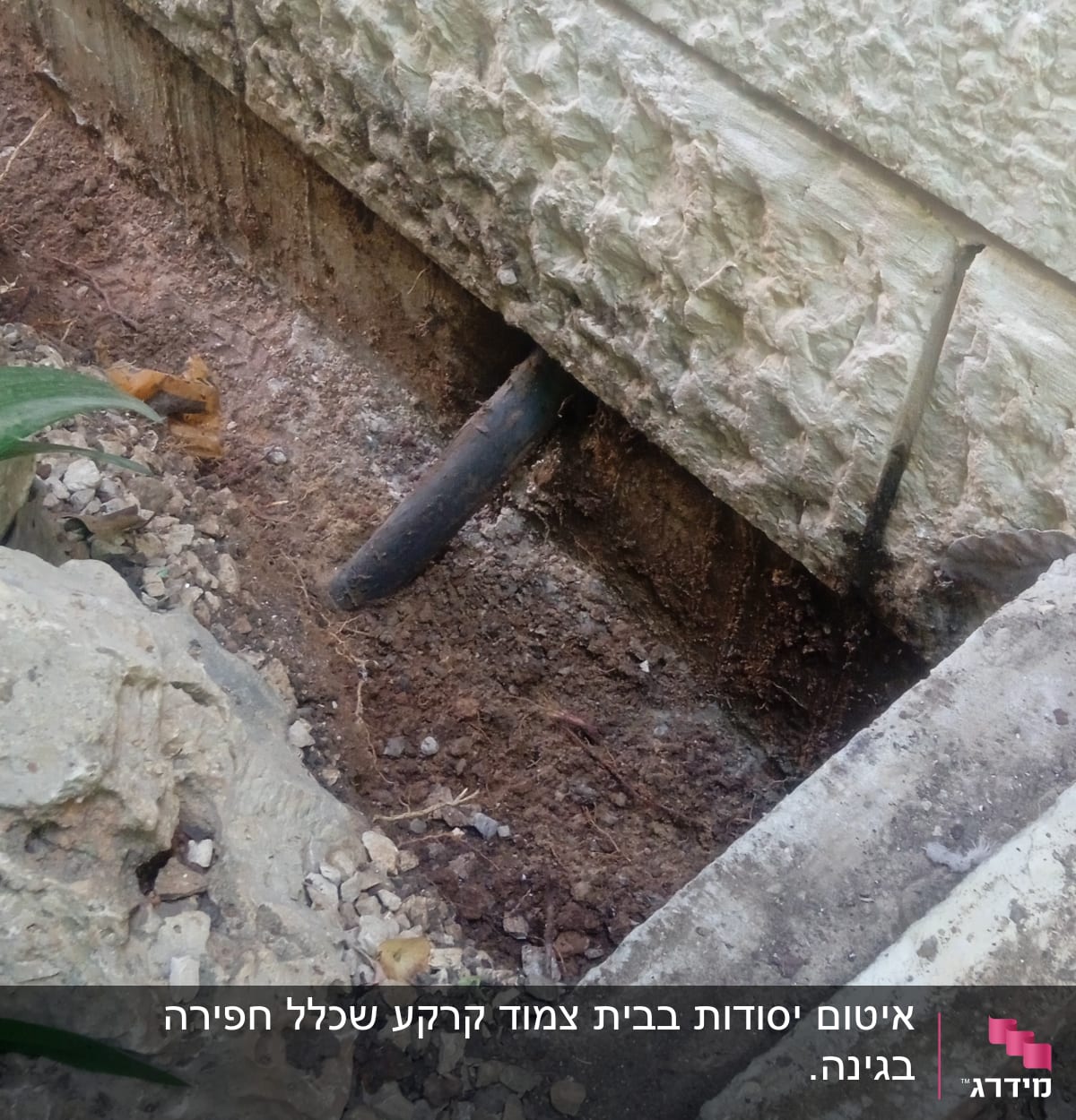 צינור שחור יוצא מקיר אבן חשוף